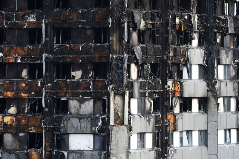 © Reuters. FILE PHOTO: The burnt out remains of the Grenfell apartment tower are seen in North Kensington, London