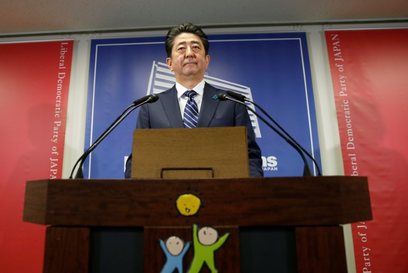 © Reuters. Japan's Prime Minister Shinzo Abe, who is also leader of the Liberal Democratic Party, attends a news conference in Tokyo