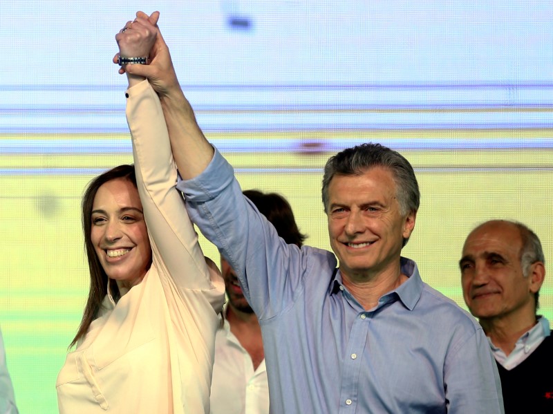 © Reuters. Argentina's President Macri and Buenos Aires' governor Vidal hold hands at their campaign headquarters in Buenos Aires