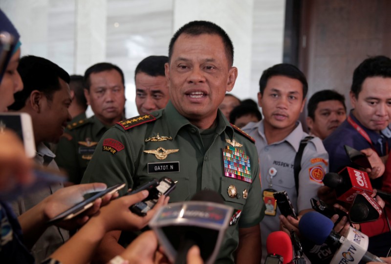 © Reuters. FILE PHOTO: Indonesian military Chief Gatot Nurmantyo gesture as talks to reporters in Jakarta