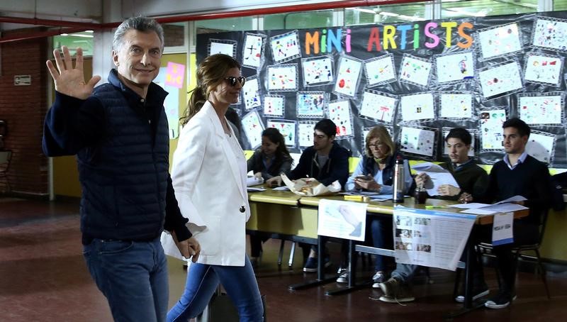 © Reuters. Macri vence a Cristina Fernández en las elecciones legislativas argentinas