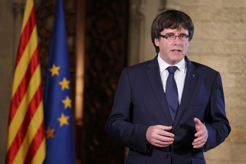 © Reuters. FILE PHOTO - Catalan President Carles Puigdemont gives a speech at the Palau de la Generalitat, the regional government headquarters in Barcelona