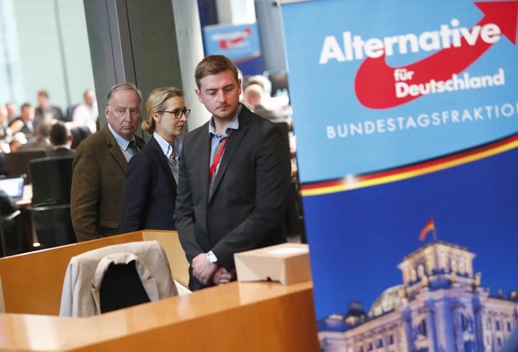 © Reuters. Anti-immigration party Alternative fuer Deutschland AfD top candidates Weidel and Gauland walk to make a statement after their first parliamentary meeting in Berlin