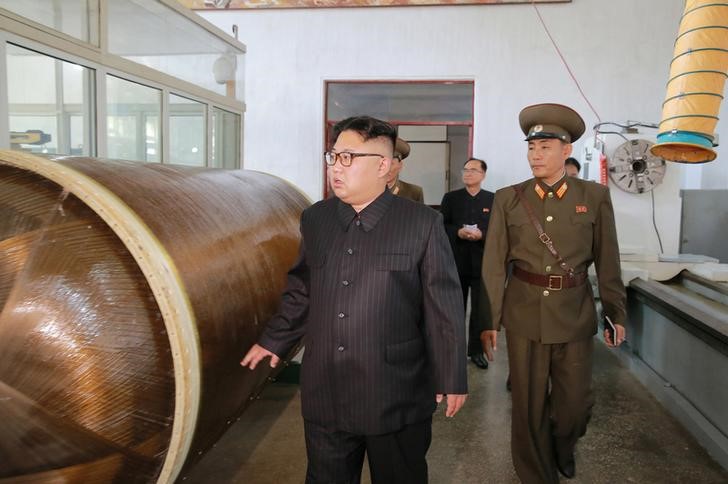 © Reuters. North Korean leader Kim Jong-Un looks on during a visit to the Chemical Material Institute of the Academy of Defense Science in this undated photo released by North Korea's Korean Central News Agency in Pyongyang