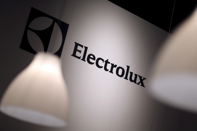 © Reuters. Logo da Electrolux é vista durante feira de eletrônicos em Berlim, Alemanha