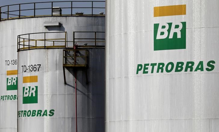 © Reuters. Logo da Petrobras em refinaria de Paulínia