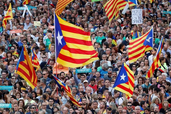 © Reuters. Manifestantes protestam contra o uso do artigo 155 da Constituição espanhola, em Barcelona