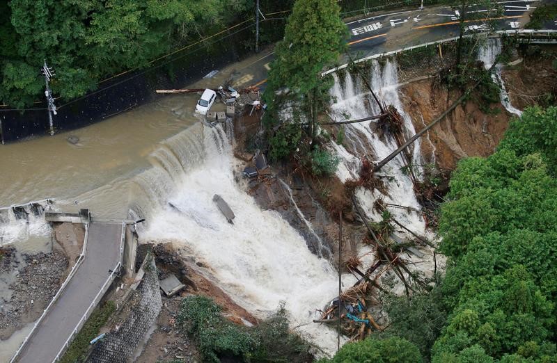 © Reuters. Rodovia é vista após chuvas torrenciais causadas pelo tufão Lan em Kishiwada, no Japão