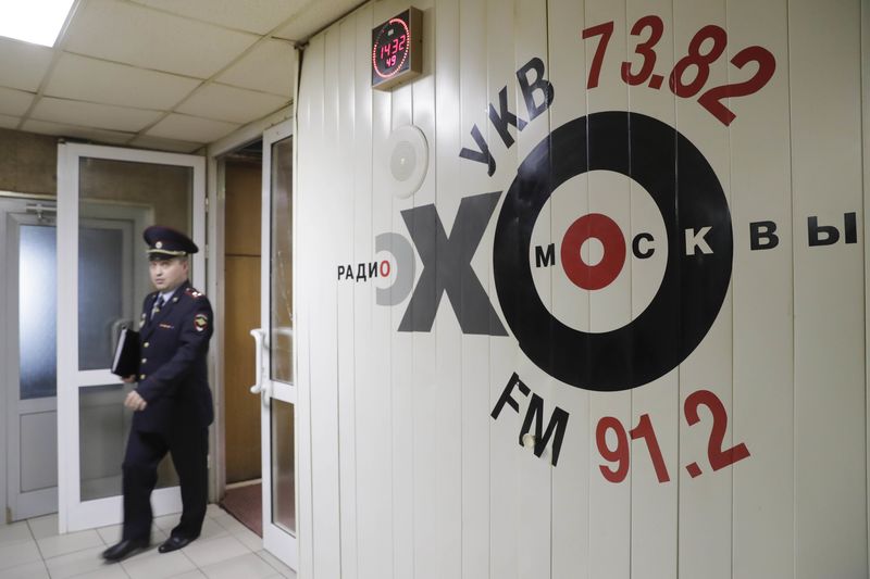 © Reuters. Autoridade do Ministério do Interior russo é visto dentro da estação de rádio Ekho Moskvy, em Moscou