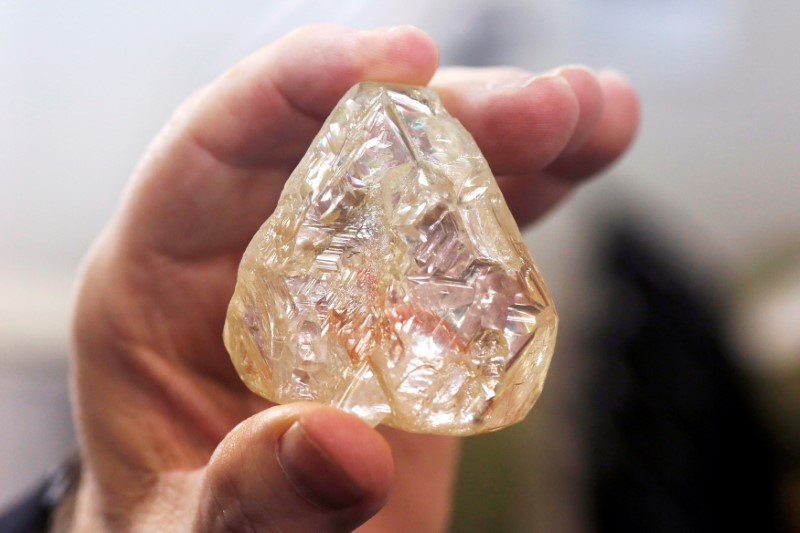 © Reuters. A 709-carat diamond, found in Sierra Leone and known as the "Peace Diamond", is displayed during a tour ahead of its auction, at Israel's Diamond Exchange, in Ramat Gan, Israel