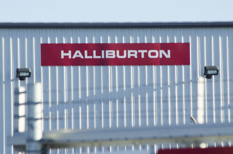 © Reuters. A Halliburton facility sits behind a barbed wire fence on the outskirts of Williston