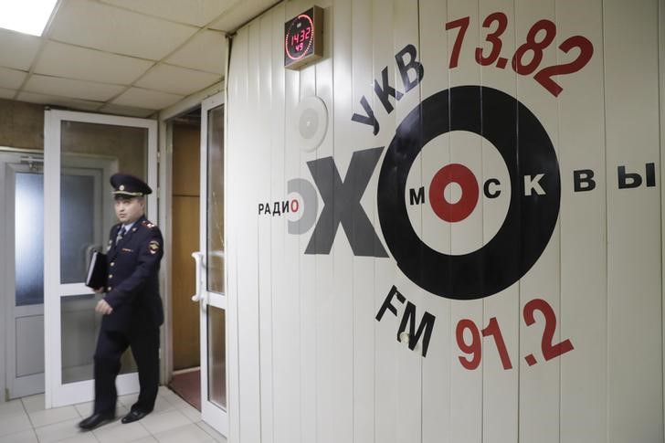 © Reuters. Офицер МВД в офисе радиостанции Эхо Москвы