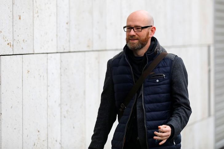 © Reuters. CDU Secretary General Peter Tauber arrives for talks about government formation possibilities at the Christian Democratic Union headquarters in Berlin