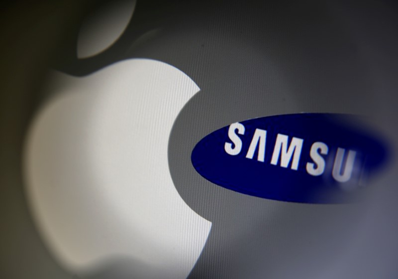 © Reuters. FILE PHOTO: A Samsung logo and a logo of Apple are seen in this illustration photo