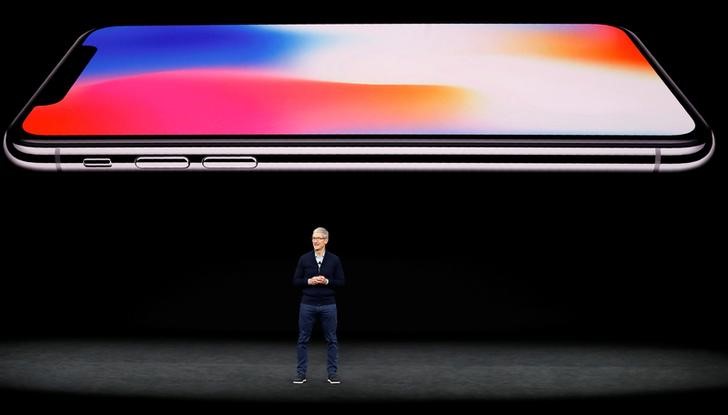© Reuters. Apple's Tim Cook speaks about iPhone X during a product launch event in Cupertino