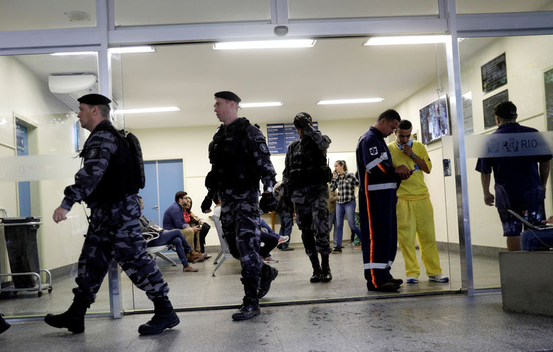 © Reuters. Policiais deixam hospital Miguel Couto, no Rio de Janeiro, para onde corpo de turista espanhola morta pela polícia foi levado