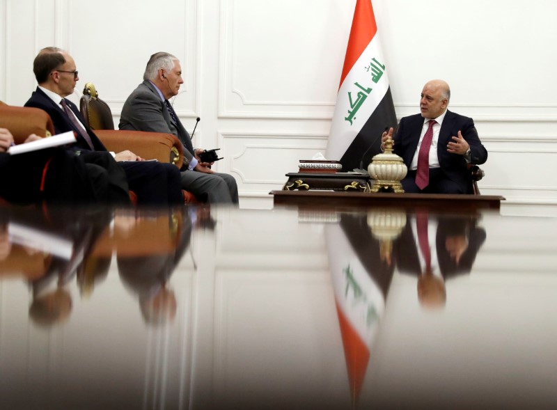 © Reuters. Tillerson conversa com premiê iraquiano Haider al-Abadi em Bagdá