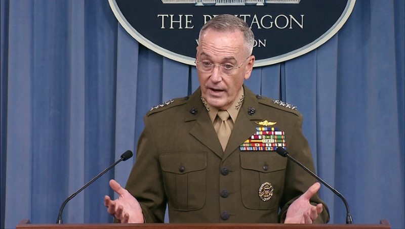 © Reuters. U.S. Joint Chiefs of Staff Chairman General Dunford speaks to media about Niger at Pentagon in Washington