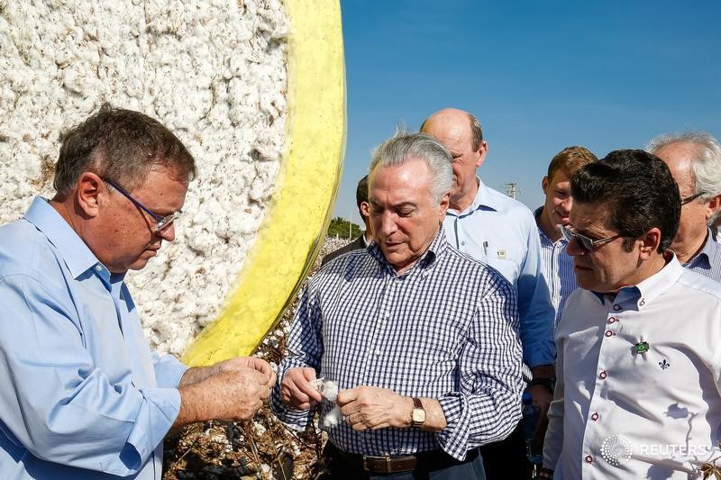 © Reuters. Presidente Michel Temer (C) e Ministro da Agricultura, Blairo Maggi, (E) participam de inauguração de usina de etanol em Lucas do Rio Verde, Brasil