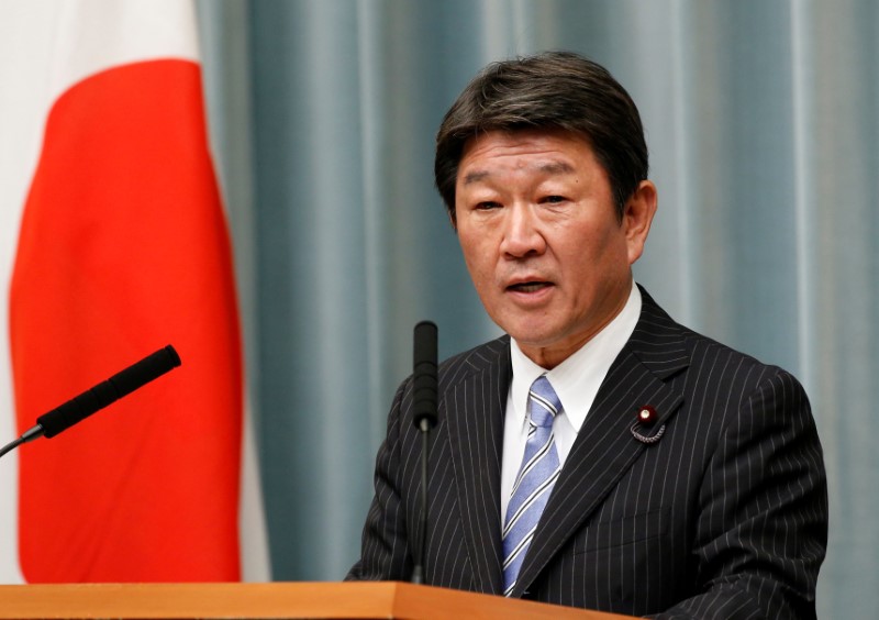 © Reuters. Japan's Economy Minister Toshimitsu Motegi speaks at a news conference in Tokyo