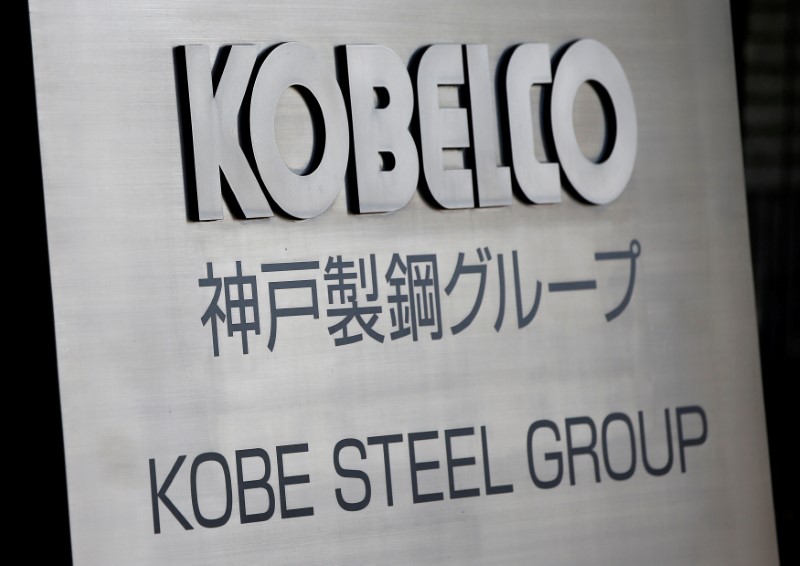 © Reuters. FILE PHOTO: The logo of Kobe Steel is seen at the group's Tokyo headquarters building in Tokyo