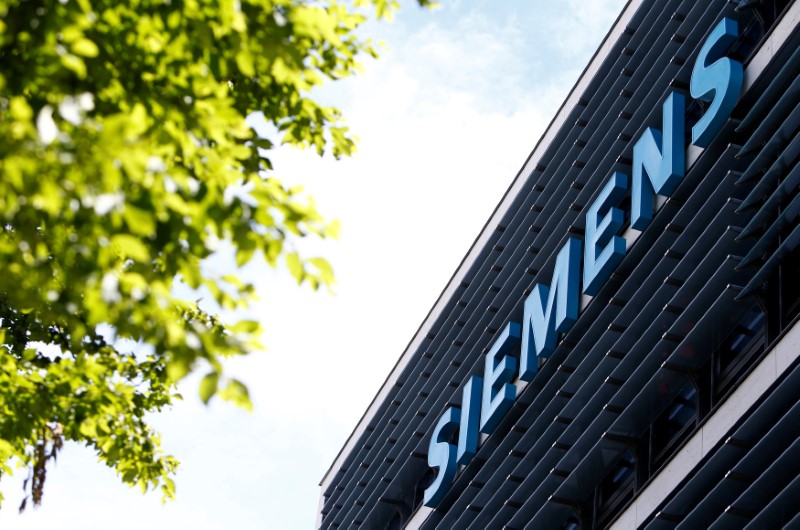 © Reuters. FILE PHOTO: Siemens AG headquarters in Munich
