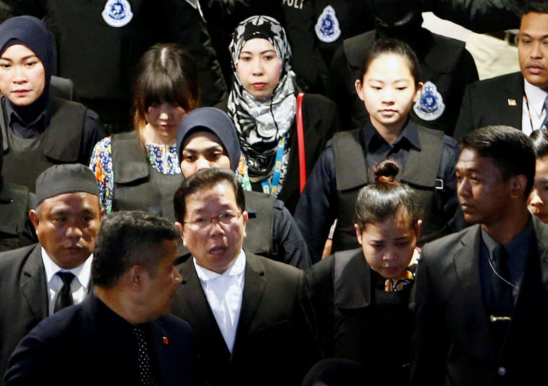 © Reuters. Indonesian Siti Aisyah and Vietnamese Doan Thi Huong, who are on trial for the killing of Kim Jong Nam, the estranged half-brother of North Korea's leader, are escorted as they revisit the Kuala Lumpur International Airport 2 in Sepang, Malaysia