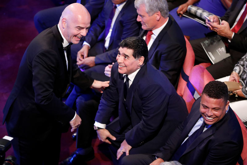 © Reuters. Foto del lunes del presidente de la FIFA, Gianni Infantino, junto a Diego Maradona y Ronaldo en la ceremonia de entrega de los premios "The Best" en Londres