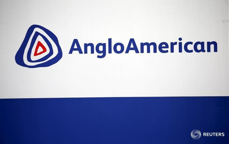 © Reuters. The Anglo American logo is seen in Rusternburg