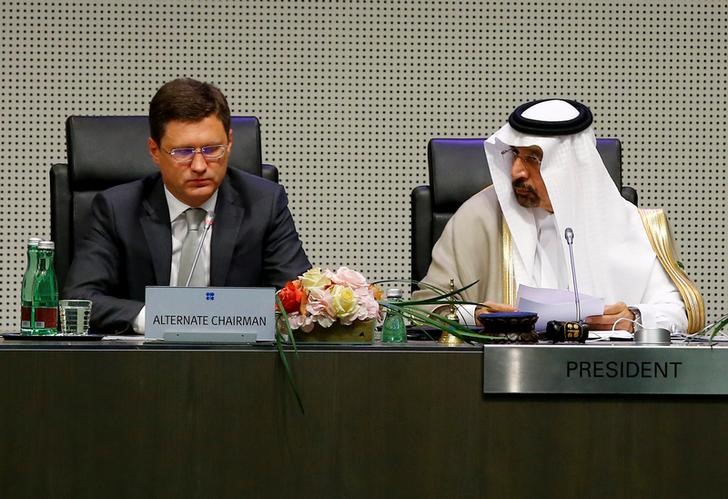 © Reuters. Министр энергетики России Александр Новак (слева) и Саудовской Аравии Халид аль-Фалих на встрече ОПЕК+ в Вене