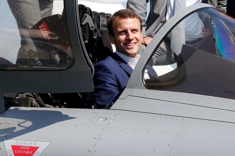 © Reuters. LE RAFALE AU MENU DES DISCUSSIONS ENTRE MACRON ET SISSI, DIT LE MAIRE