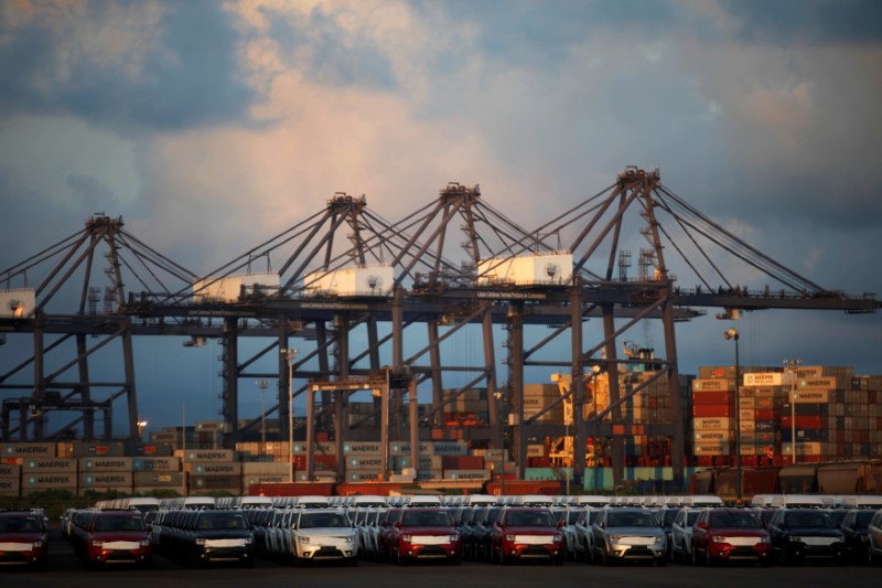 © Reuters. FILE PHOTO -  Cars and containers are seen in the port of Lazaro Cardenas