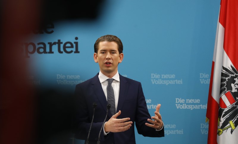 © Reuters. Head of the OeVP Kurz addresses a news conference in Vienna
