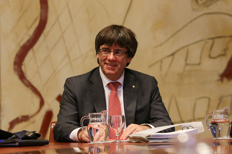 © Reuters. Catalan President Puigdemont presides over a cabinet meeting at Generalitat Palace in Barcelona