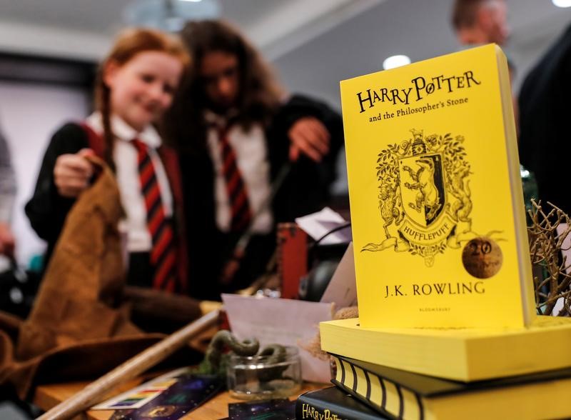 © Reuters. Harry Potter fans attend an anniversary presentation at Waterstones bookshop in London