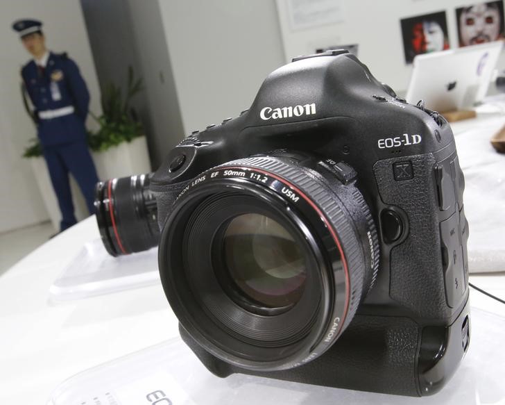 © Reuters. Камера Canon Inc EOS-1D X в шоуруме Canon в Токио