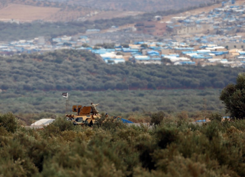 © Reuters. Turkish military armoured vehicle guards on the border line located opposite the Syrian town of Atimah