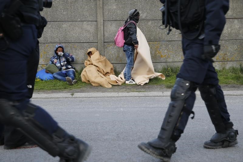 © Reuters. MANQUEMENTS" POLICIERS "PLAUSIBLES" À CALAIS, SELON UN RAPPORT