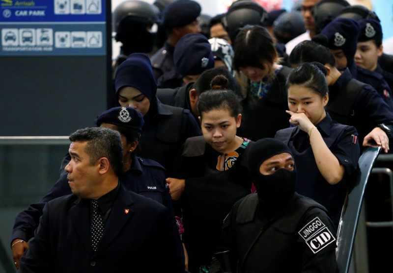 © Reuters. Idonésia Siti Aisyah e vietnamita Doan Thi Huong, acusadas de assassinarem Kim Jong Nam, meio-irmão do líder norte-coreano, reconstituem o crime no Aeroporto Internacional de Kuala Lumpur, em Sepang, na Malásia