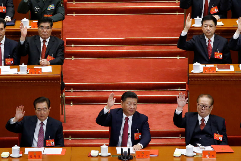 © Reuters. Presidente chinês Xi Jinpin (centro), ao lado dos ex-presidentes Hu Jintao (esquerda) e Jiang Zemin (direita) durante Congresso do Partido Comunista chinês, em Pequim