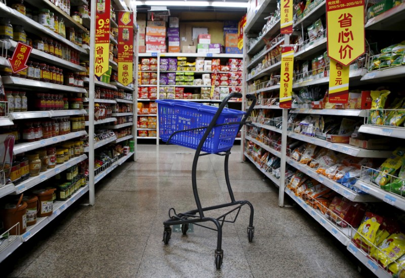 © Reuters. FILE PHOTO: Empty shopping cart is seen at a branch store of Wal-Mart in Beijing, China