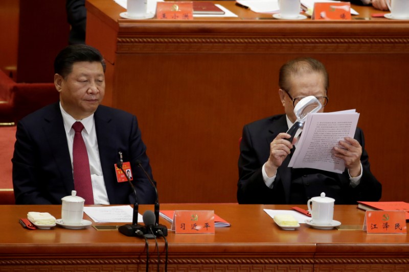 © Reuters. Chinese President Xi Jinping and former Chinese president Jiang Zemin are seen during the closing session of the 19th National Congress of the Communist Party of China at the Great Hall of the People, in Beijing