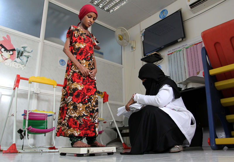 © Reuters. لقاء آخر بعد عام .. سعيدة بغيلي تتعافي من سوء التغذية الحاد في اليمن