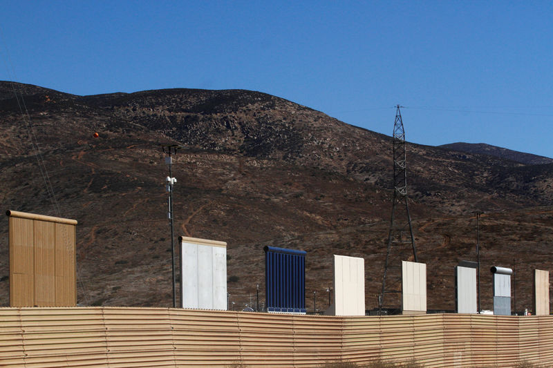 © Reuters. Protótipos de muro prometido pelo presidente dos EUA, Donald Trump, na fronteira com o México são exibidos atrás da atual barreira divisória, em foto tirada do lado mexicano, em Tijuana