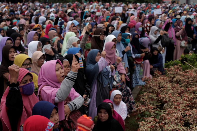 © Reuters. Muslim women shout slogans during a protest against Indonesian President Joko Widodo's decree to disband Islamist groups in Jakarta