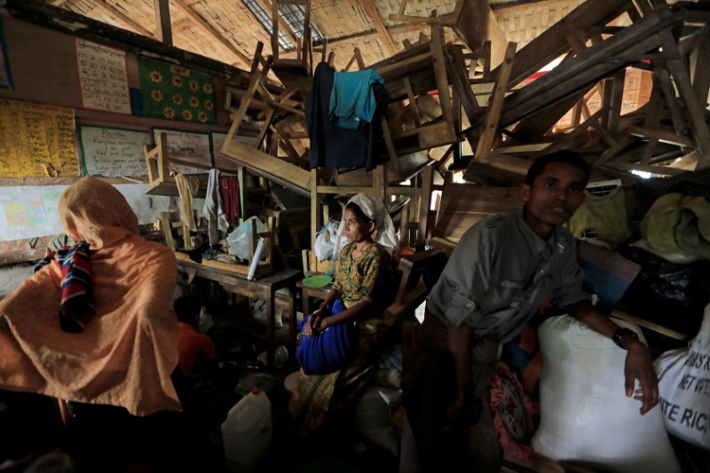 © Reuters. Rohingya refugees who crossed the border from Myanmar this week take shelter at a school in Kutupalong refugee camp near Cox's Bazar