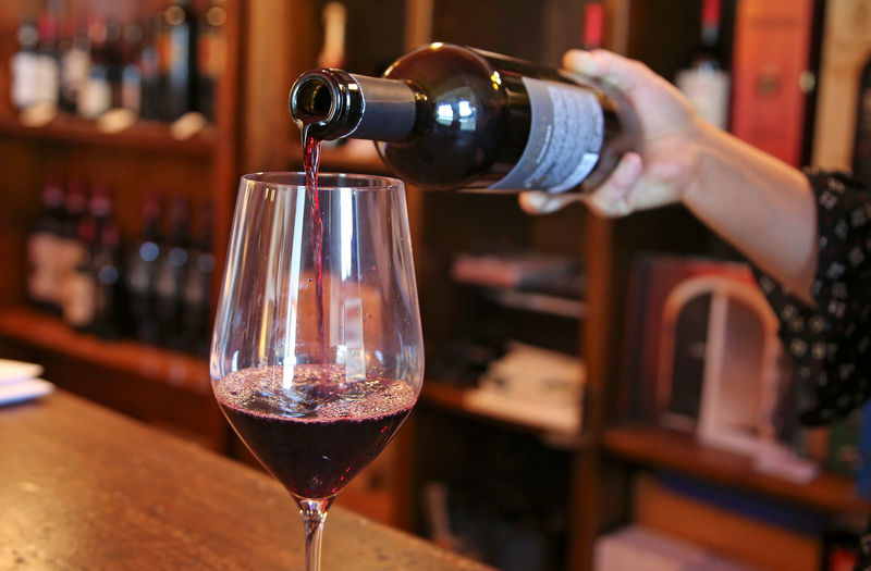 © Reuters. Sommelier serve taça de vinho em Nipozzano, na Itália