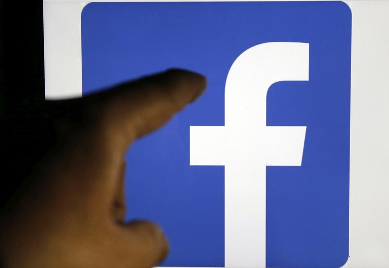 © Reuters. Logo do Facebook é vista em um Ipad em Burdeos, na França