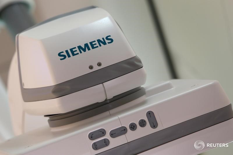 © Reuters. SIEMENS A MANDATÉ DES BANQUES POUR L'IPO DU PÔLE SANTÉ