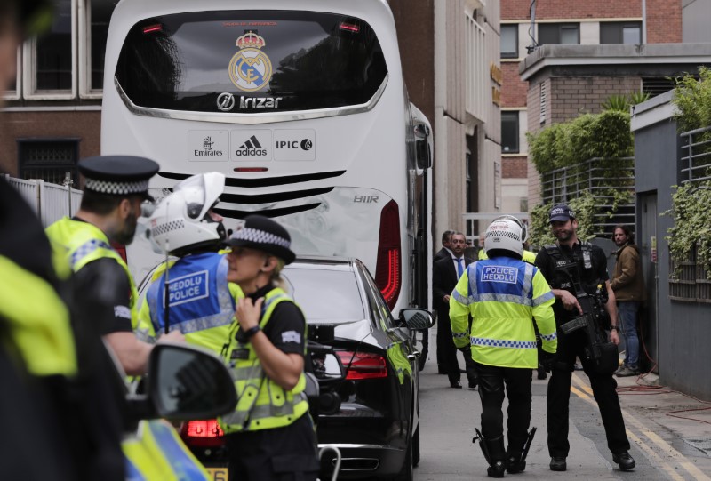 © Reuters. Police look on as the Real Madrid team bus arrives at their hotel in Cardiff